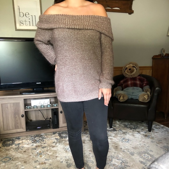 Women’s Sweater - Picture 2 of 6